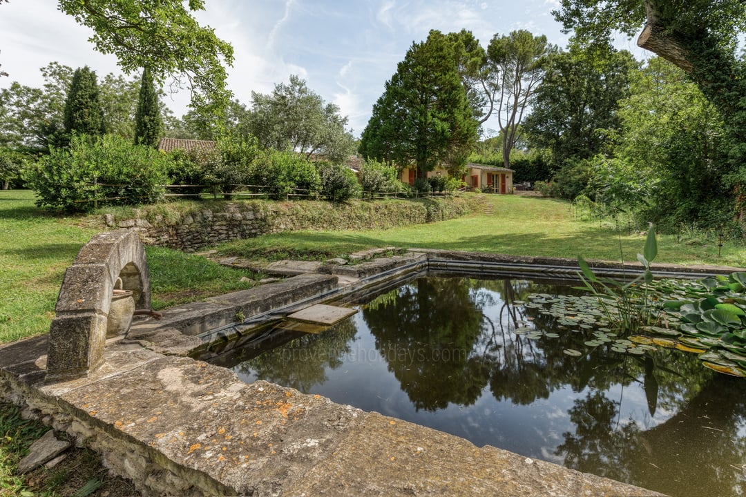 8 - Mas des Sources: Villa: Exterior