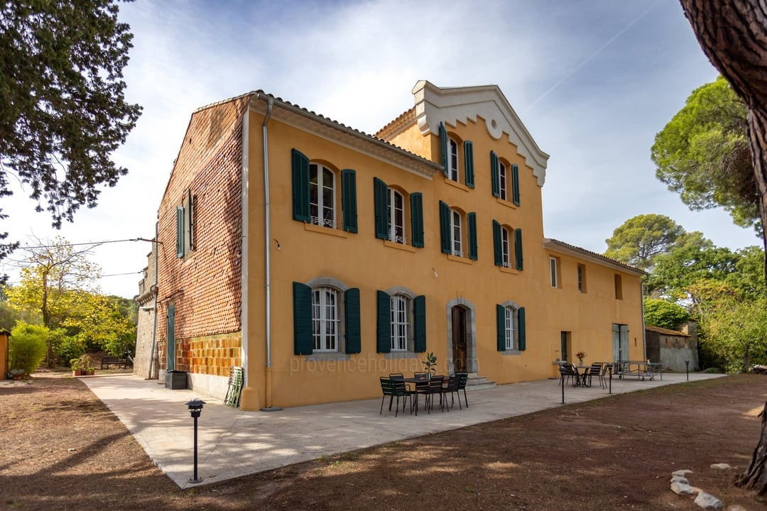 37 - Bastide Le Pradet: Villa: Exterior