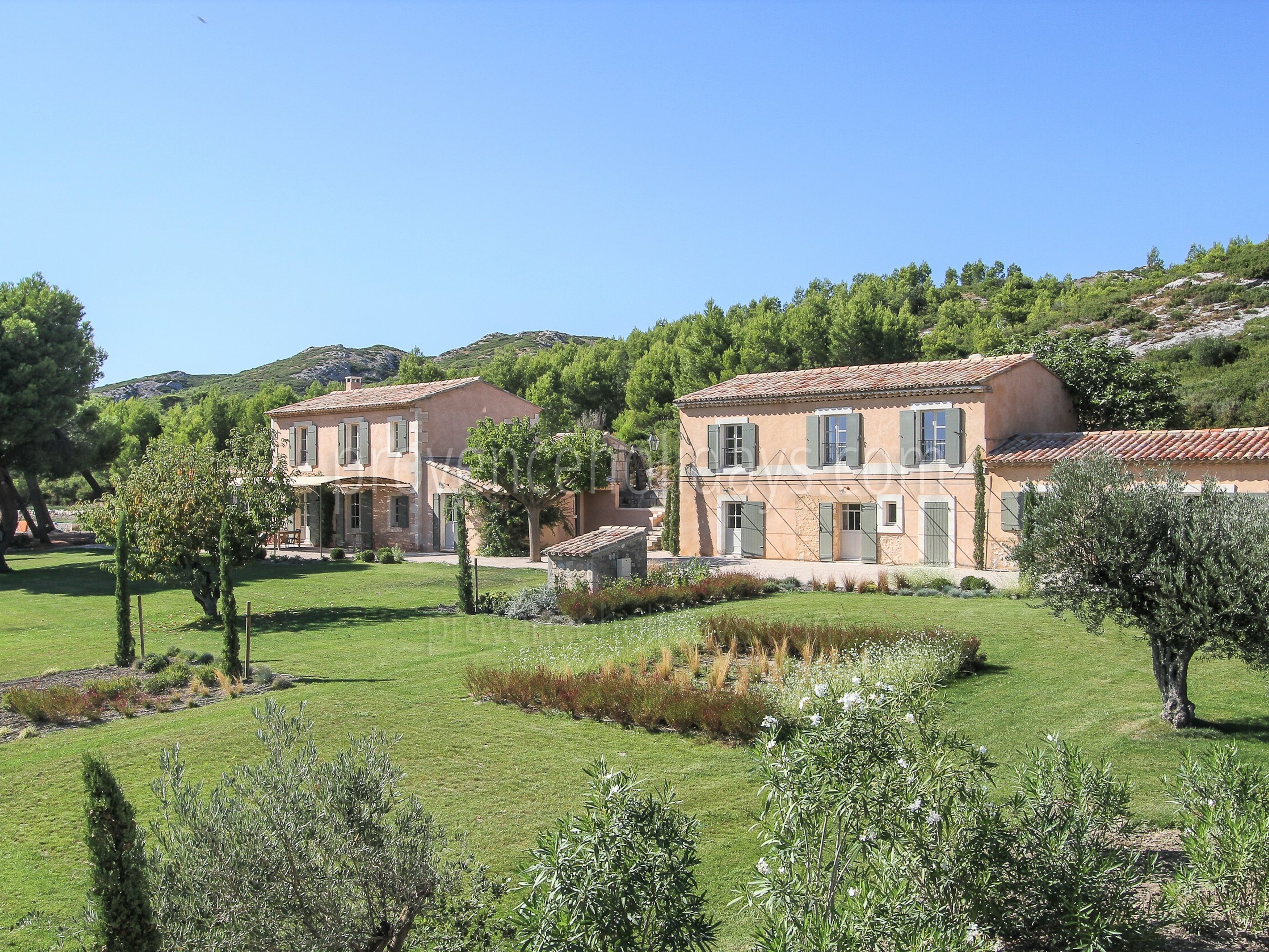 9 - Mas des Cyprès: Villa: Exterior