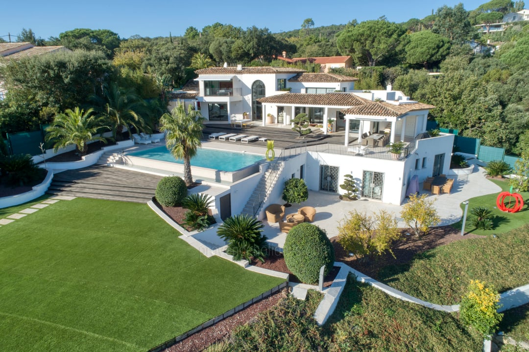 Contemporary sea view villa for sale in Beauvallon