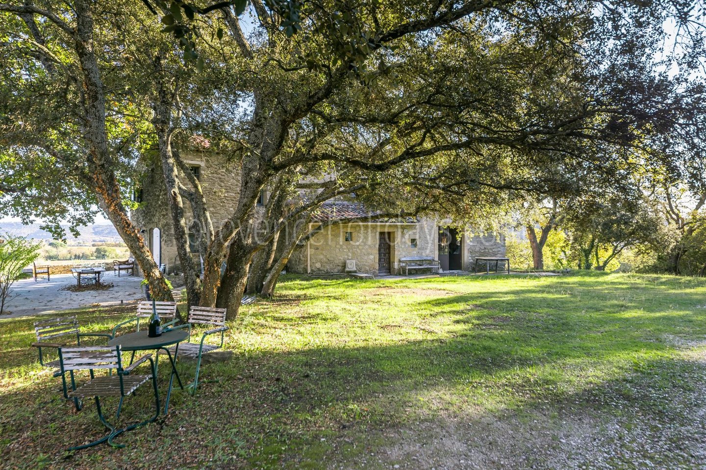 8 - Stone property in Cucuron: Villa: Exterior