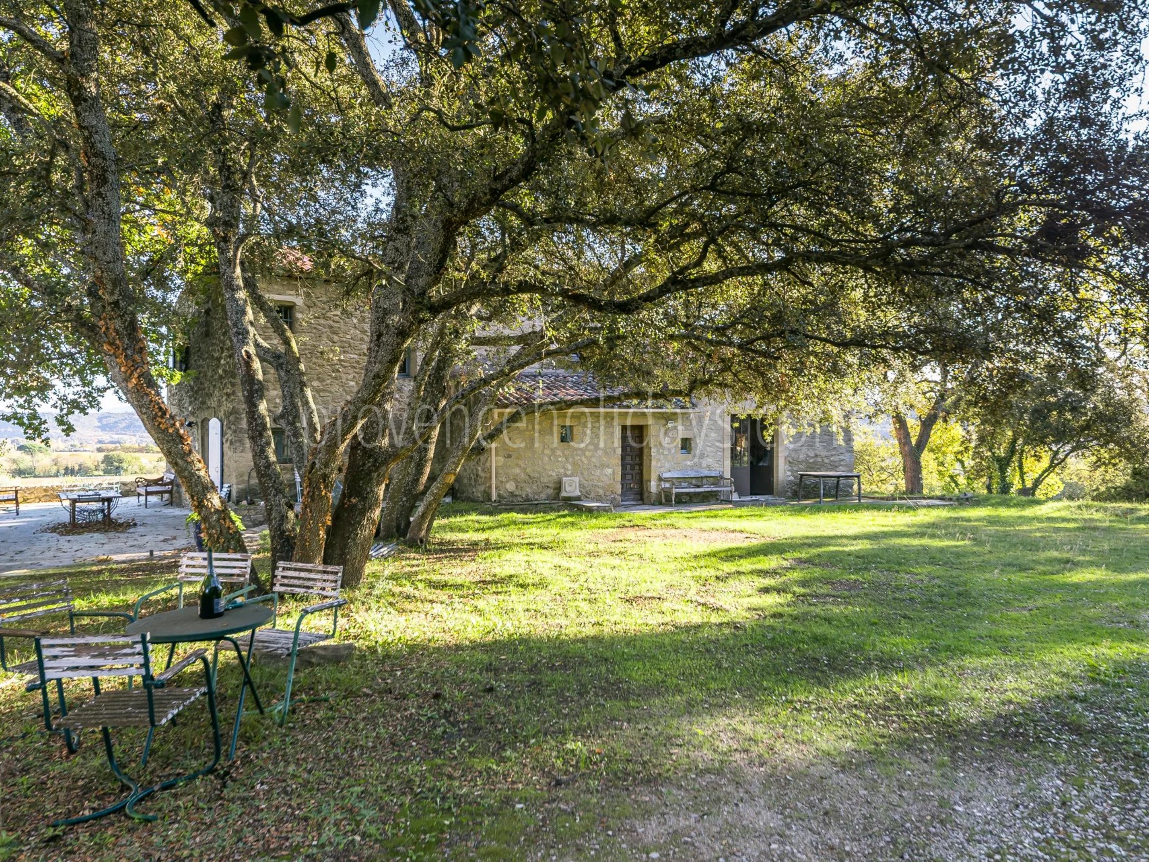 8 - Stone property in Cucuron: Villa: Exterior