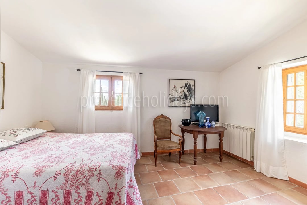 20 - Stone farmhouse in Saint-Saturnin-lès-Apt: Villa: Bedroom