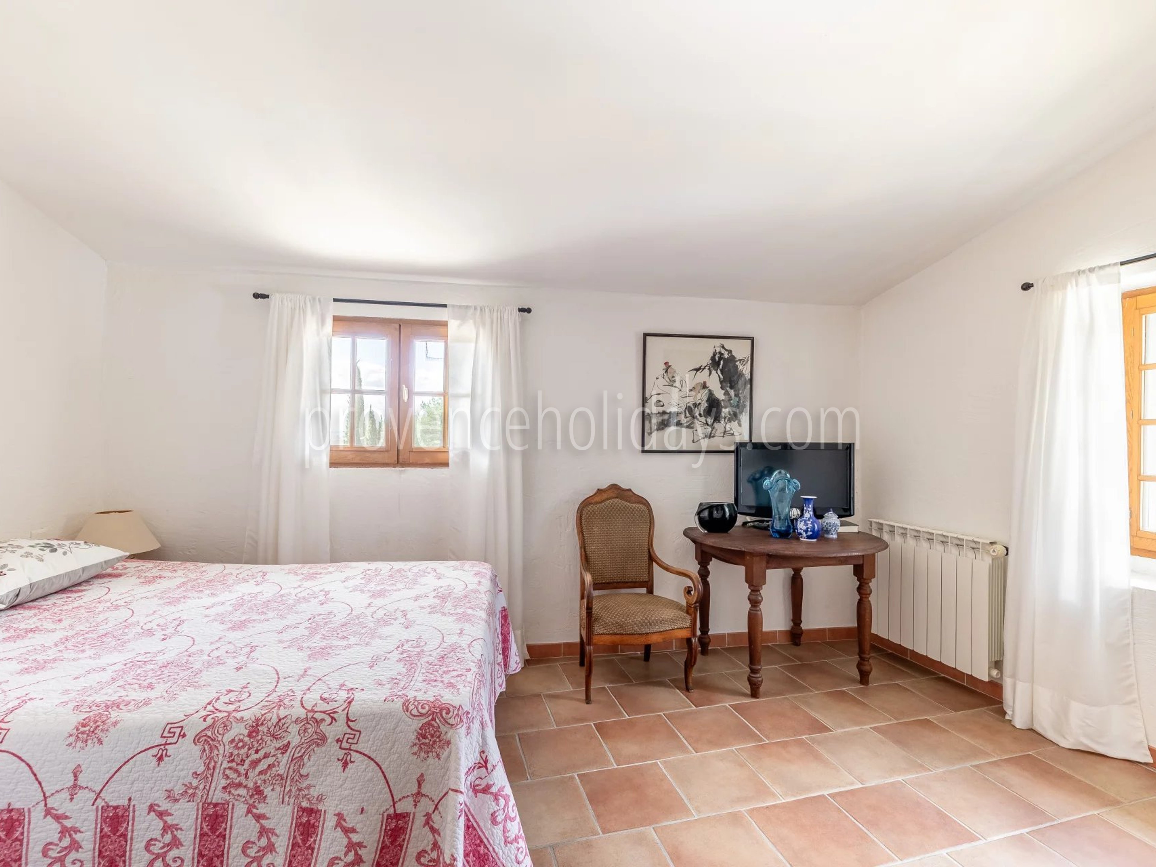 20 - Stone farmhouse in Saint-Saturnin-lès-Apt: Villa: Bedroom