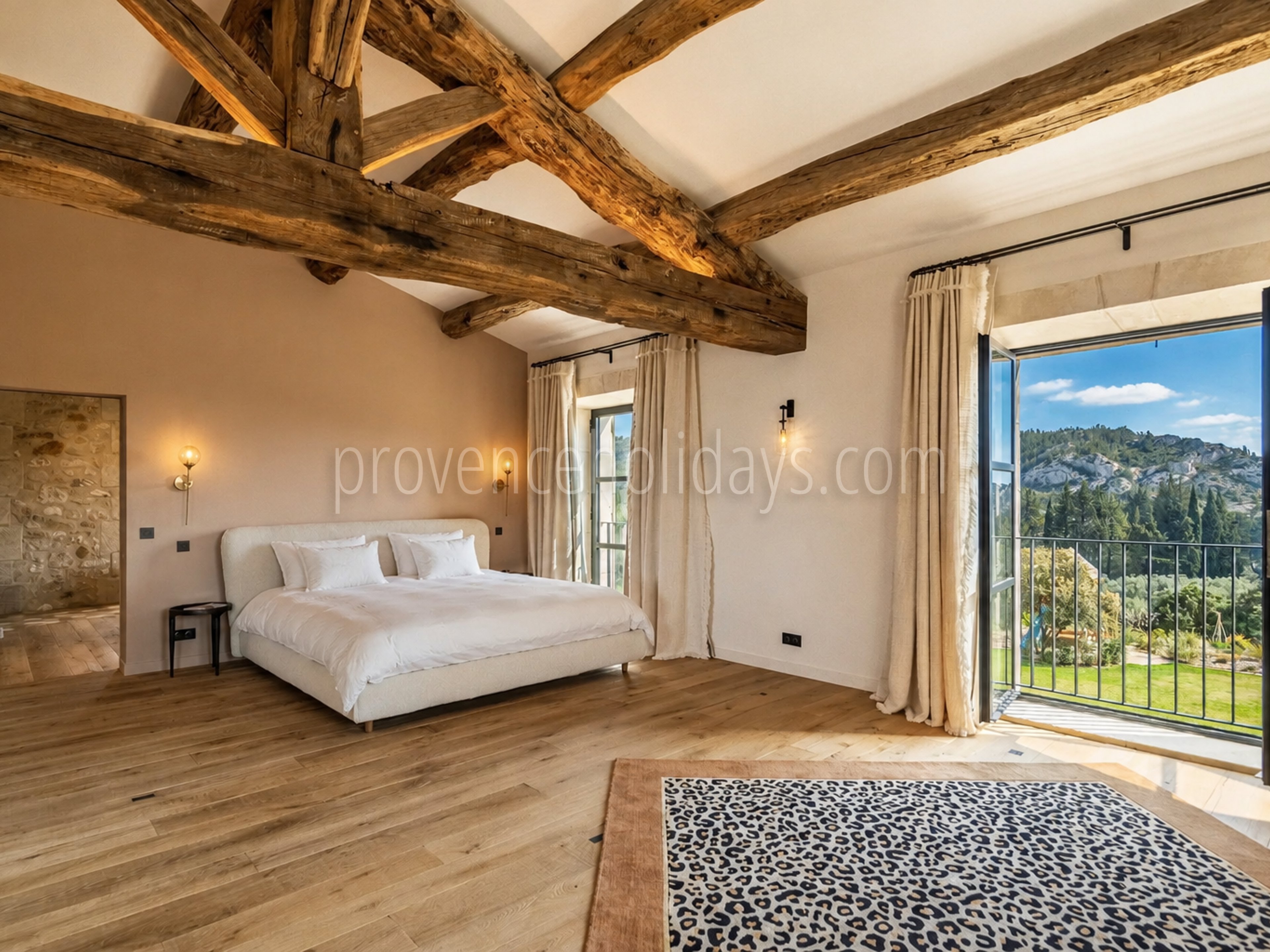 97 - Le Loup des Alpilles: Villa: Bedroom