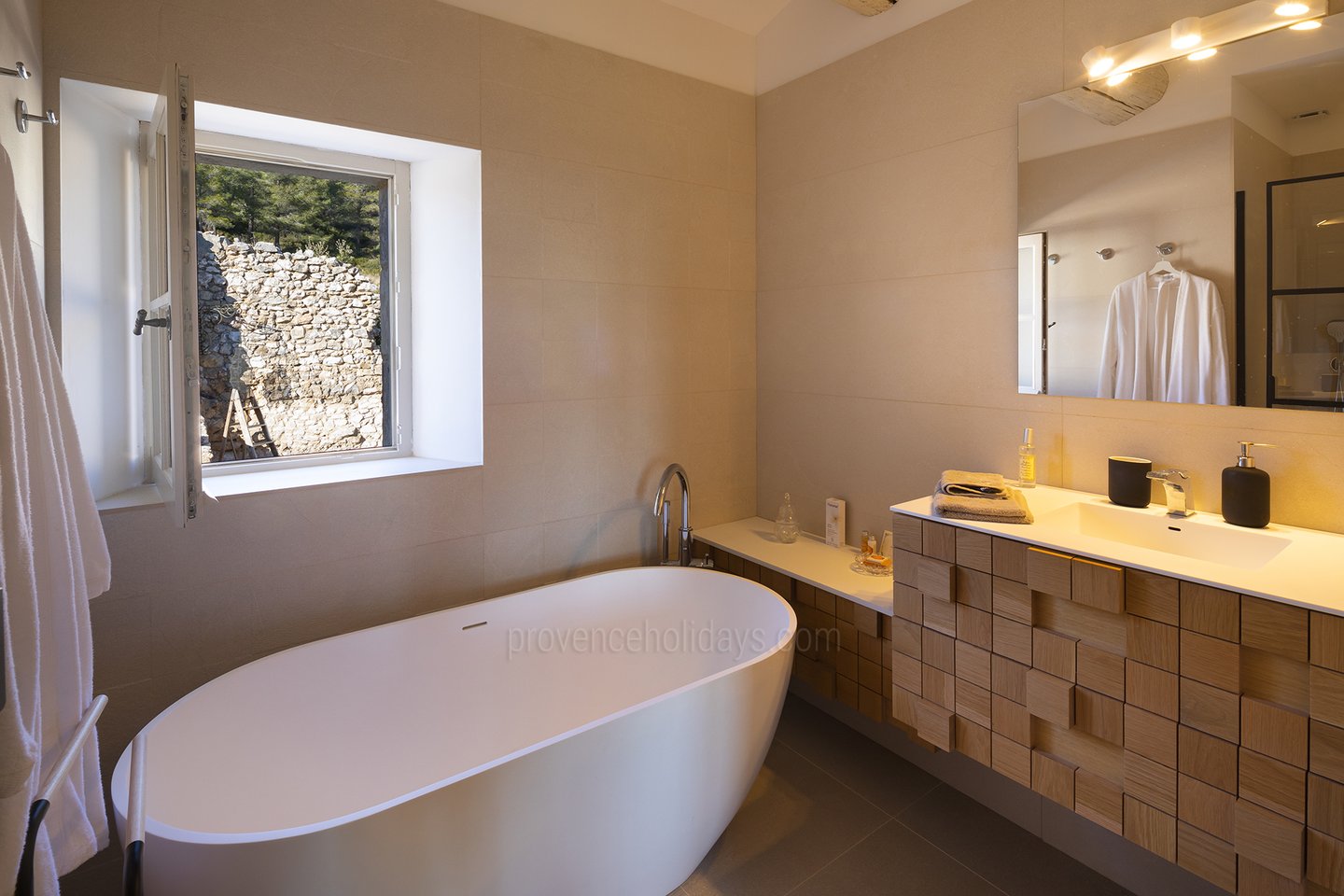 44 - Mas des Baux: Villa: Bathroom