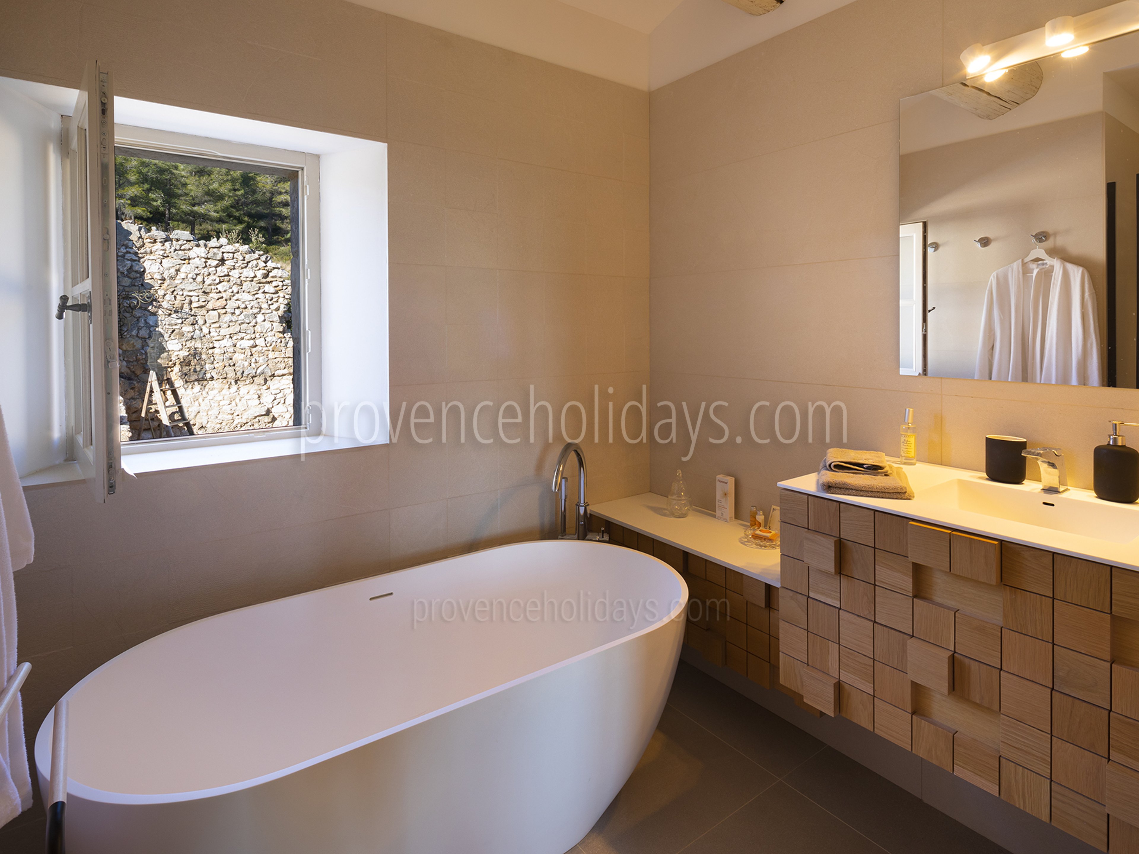 44 - Mas des Baux: Villa: Bathroom