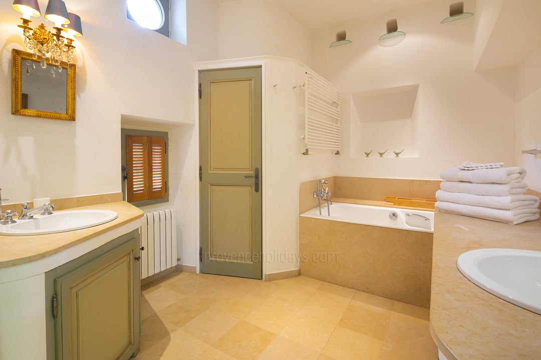 40 - Mas Trigaud: Villa: Bathroom