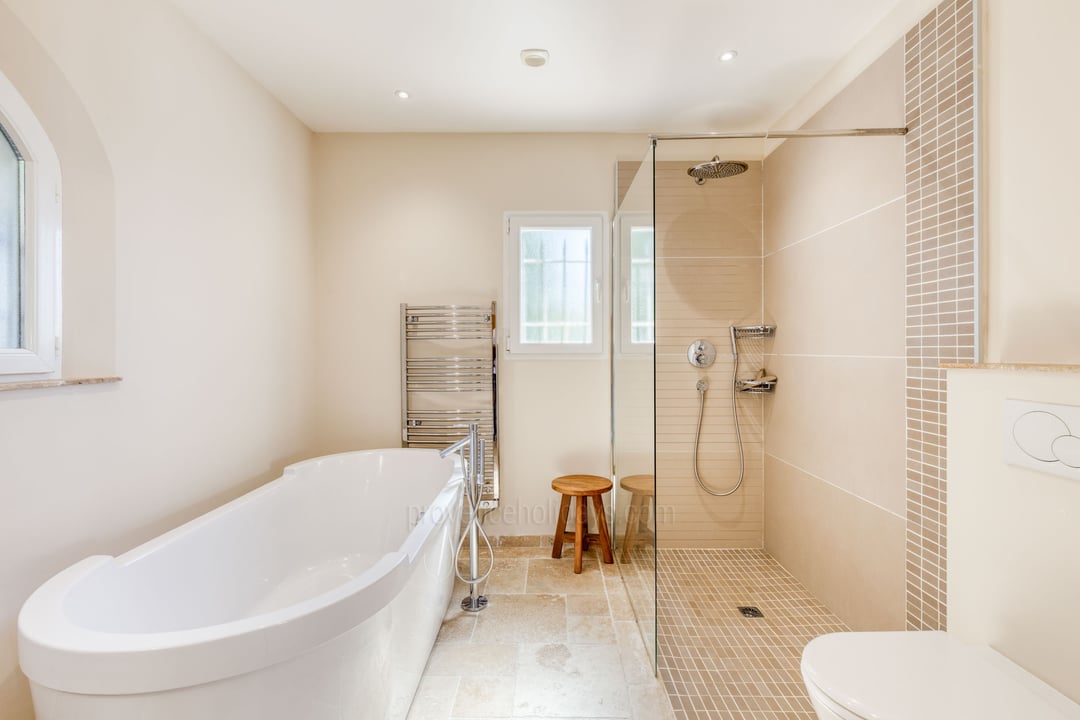 4 - Villa Méridienne: Villa: Bathroom
