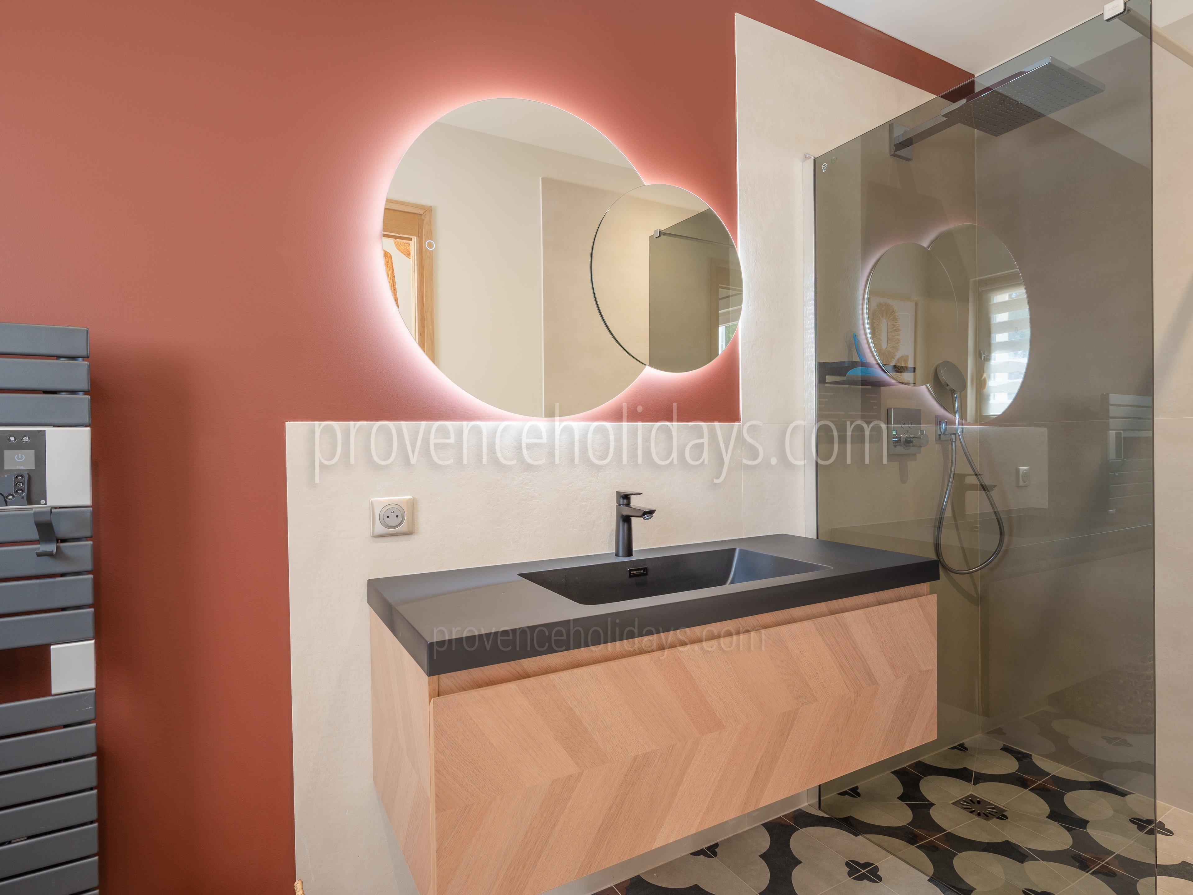 26 - Mas Lucie: Villa: Bathroom