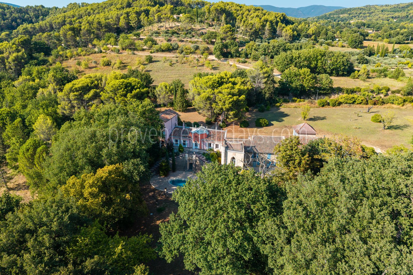 1 - Character estate in Cucuron: Villa: Exterior