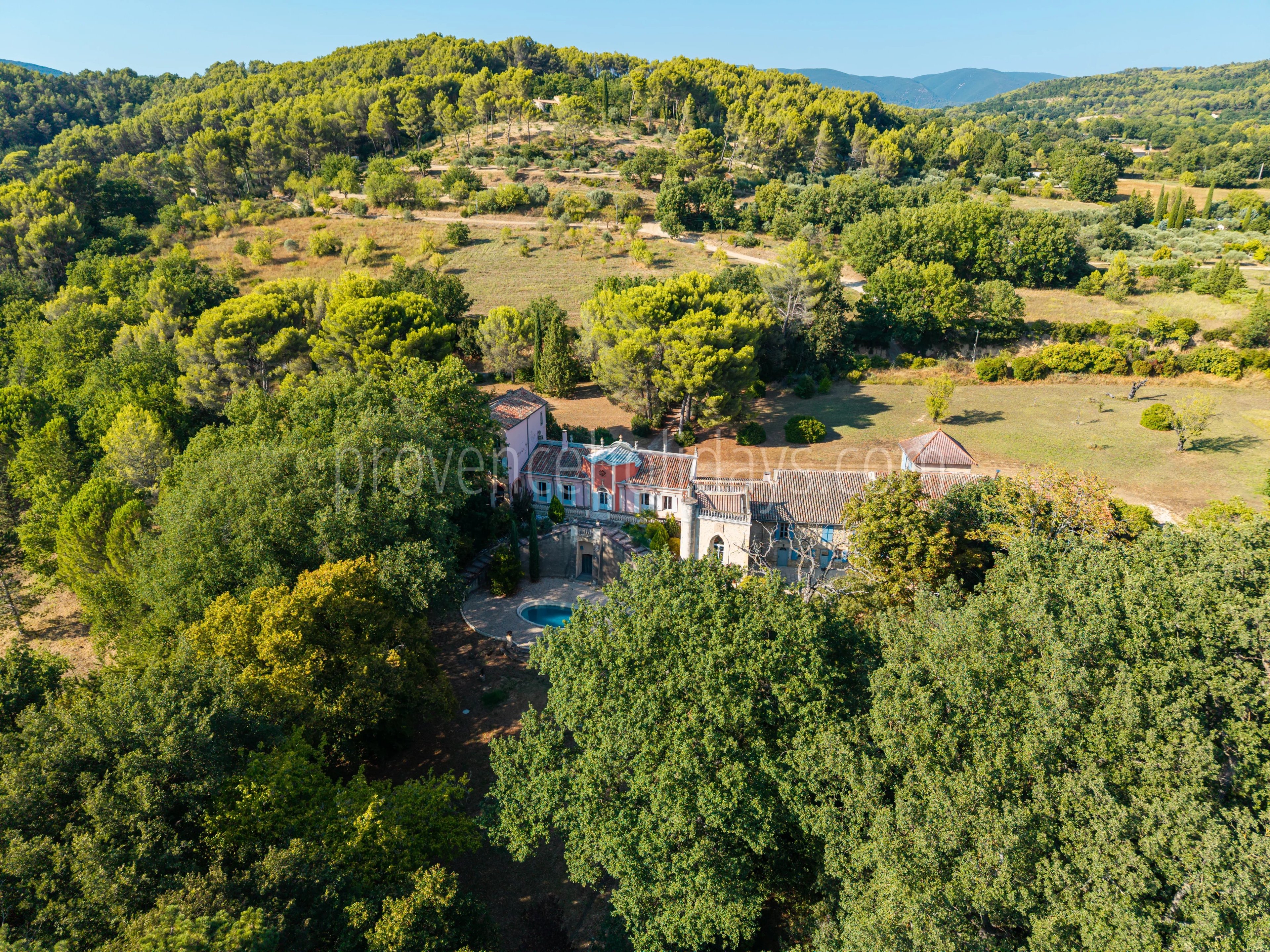 1 - Character estate in Cucuron: Villa: Exterior