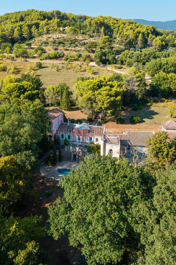 1 - Character estate in Cucuron: Villa: Exterior