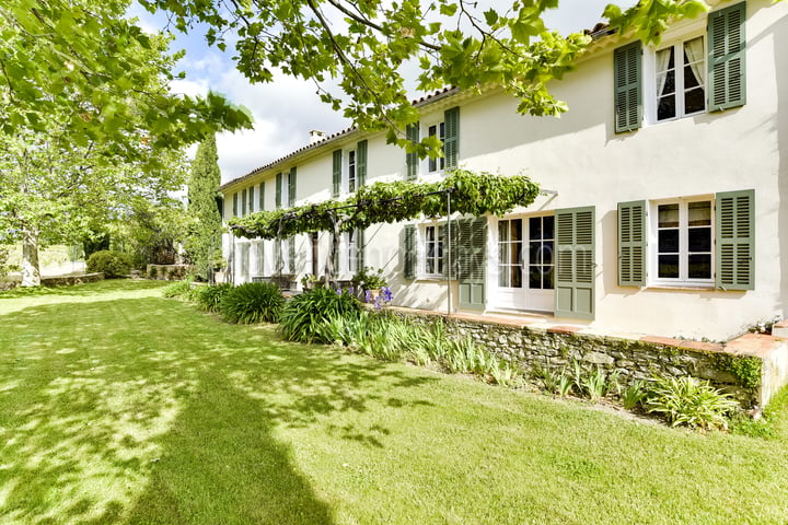 Spacious Villa with Pool House 15 minutes from the Beach