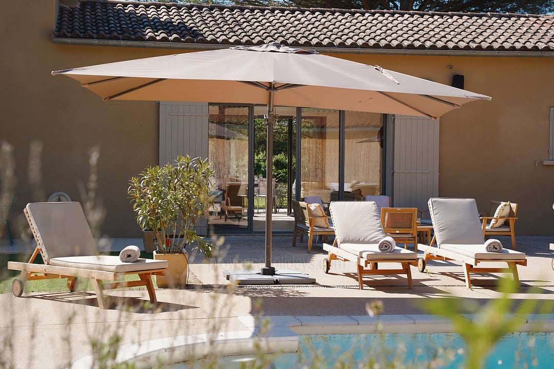Modern villa with pool and air conditioning in Roussillon