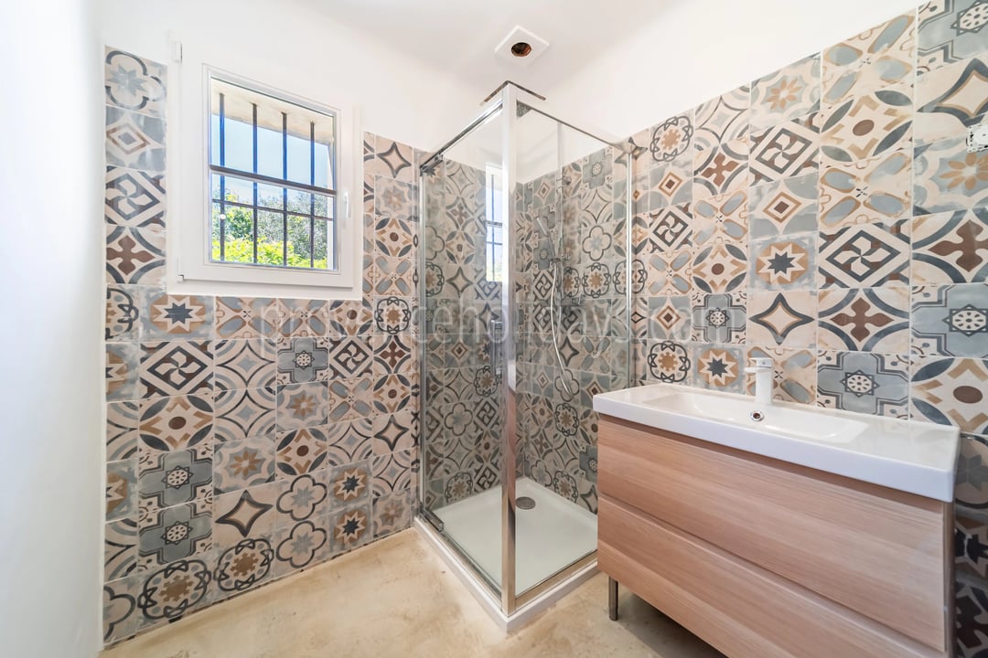 12 - Characterful house in Bonnieux: Villa: Bathroom