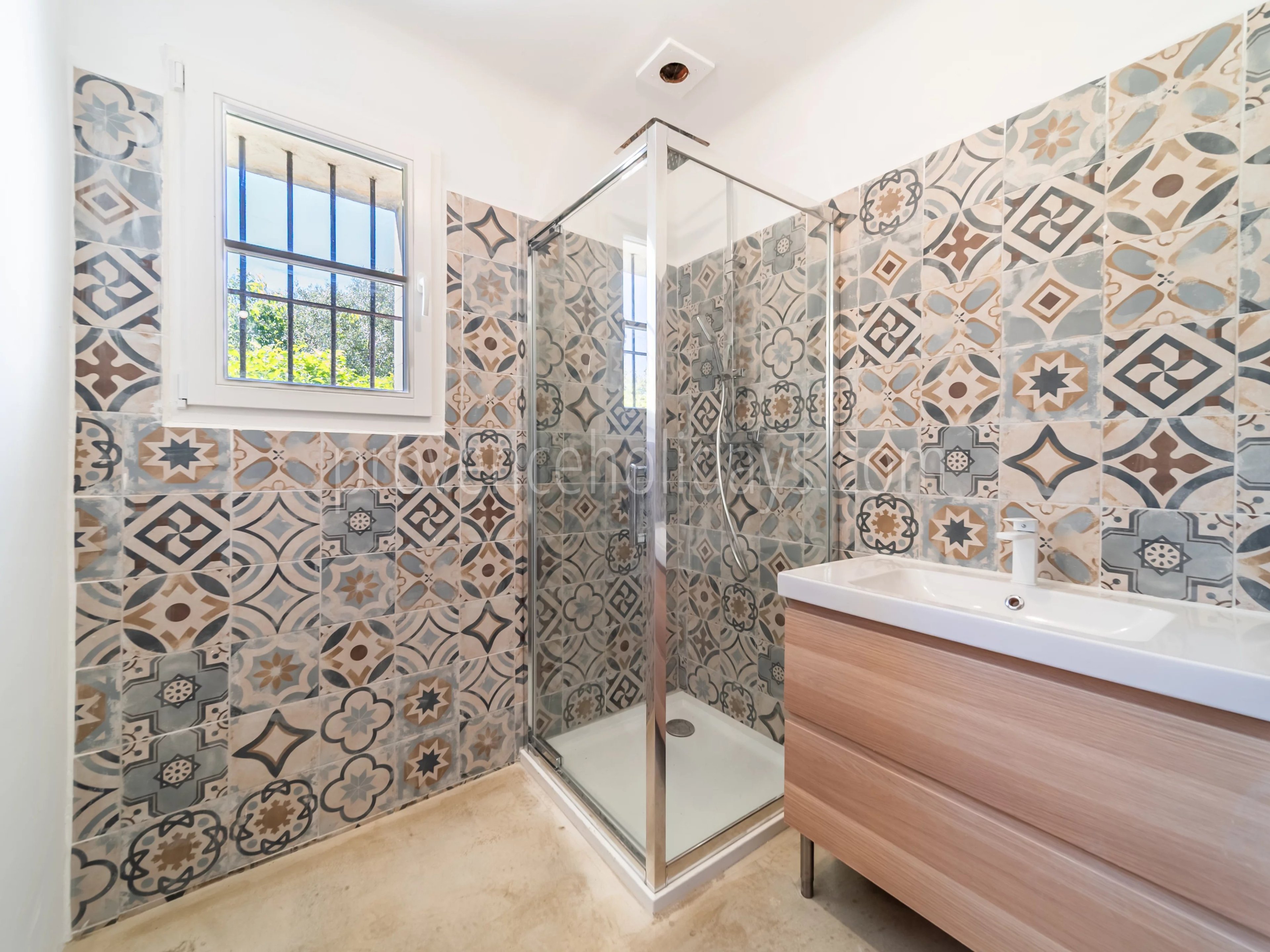 12 - Characterful house in Bonnieux: Villa: Bathroom