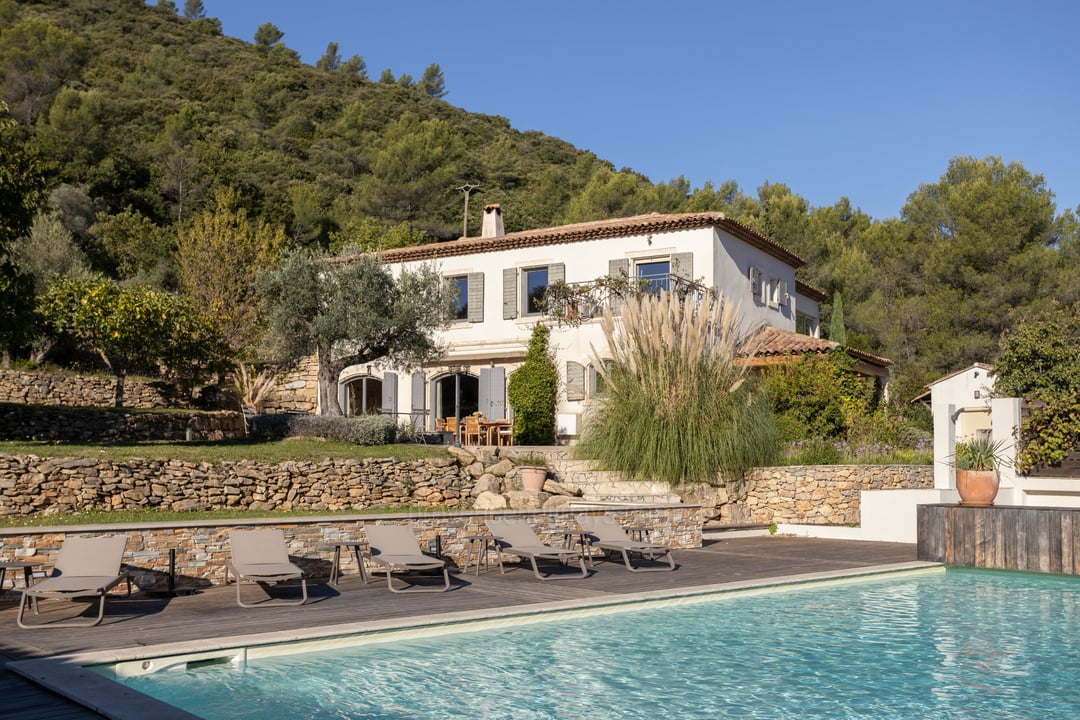 Elegant villa on expansive 1-hectare estate in Solliès-Toucas