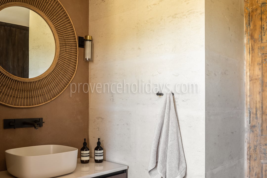 30 - Mas des Collines: Villa: Bathroom 1