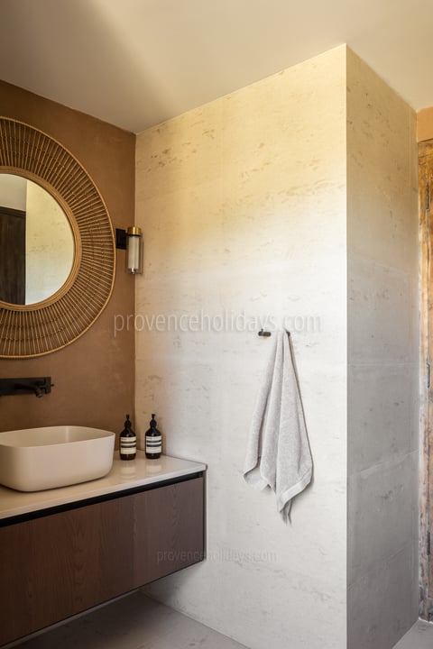 30 - Mas des Collines: Villa: Bathroom 1