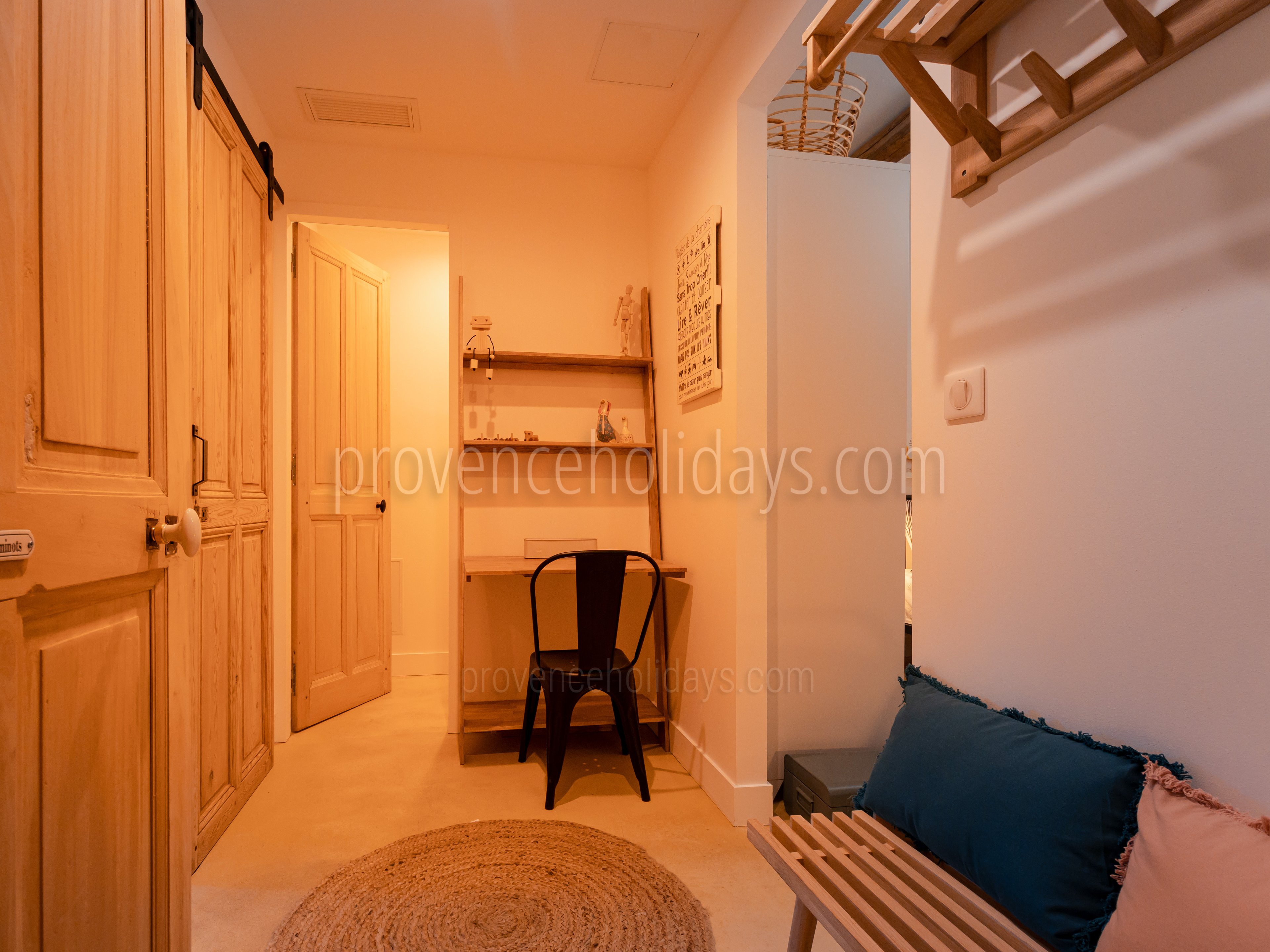 72 - Mas des Pommiers: Villa: Interior
