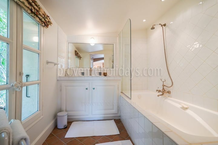 27 - Mas Saint-Andiol: Villa: Bathroom