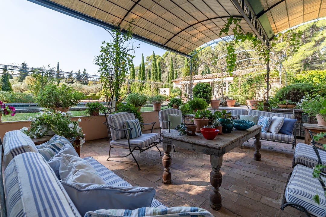 Exceptional property with historic character and modern comfort in Saint-Rémy-de-Provence - Exterior