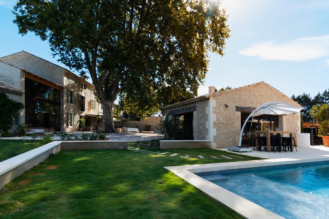 Spacieux Mas avec piscine et équipements de bien-être à Boulbon 6 - Mas des Pommiers: Villa: Exterior