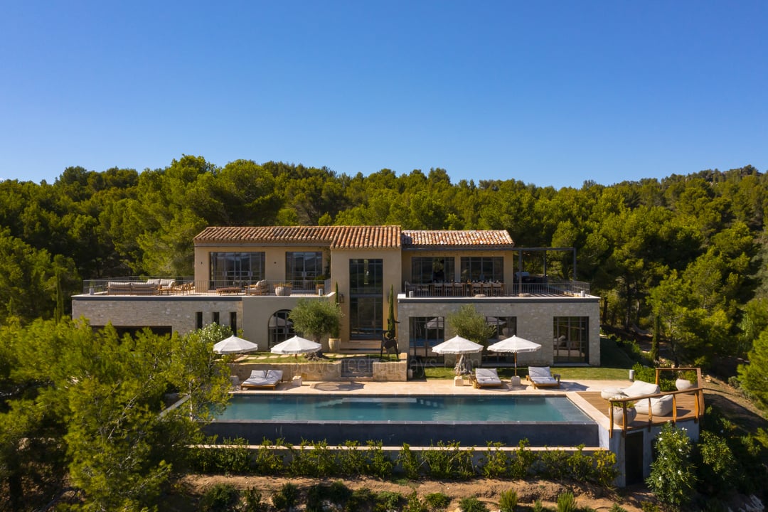 Villa mit beheiztem Infinity-Pool in Le Paradou