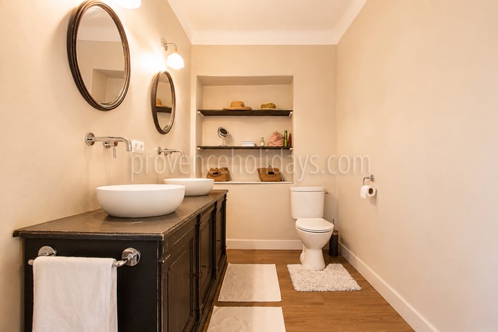 51 - Farmhouse with views of the Luberon: Villa: Bathroom