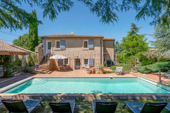 Renovated Provencal farmhouse with pool and view of the Luberon