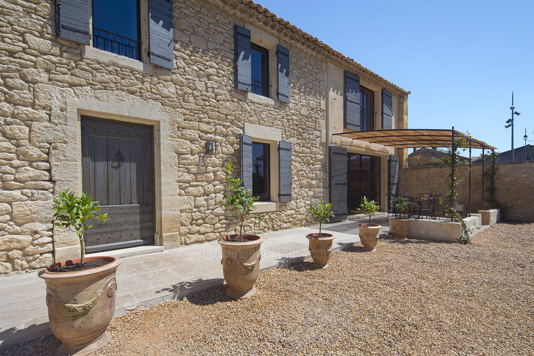 Villa avec piscine chauffée près d'Avignon