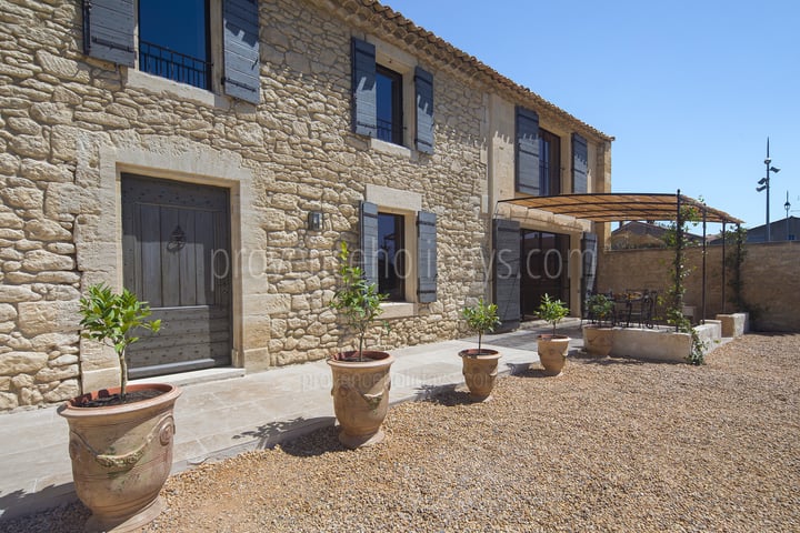 Luxuriöse Ferienunterkunft mit beheiztem Pool in der Nähe von Avignon