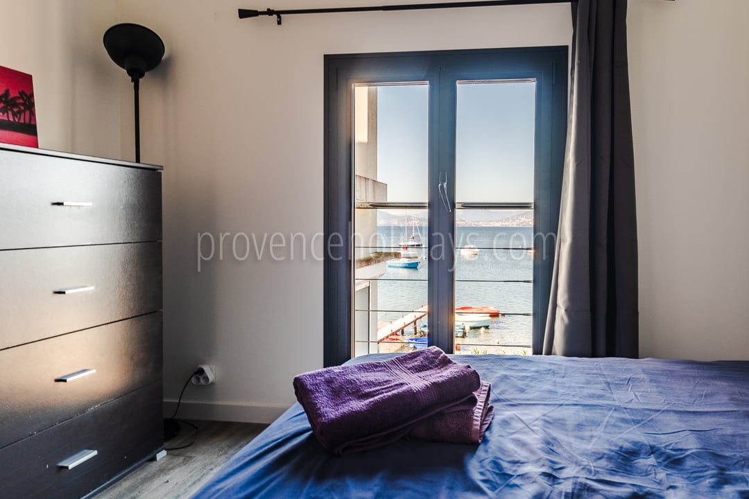 24 - Villa Les Pieds Dans L\'eau: Villa: Bedroom