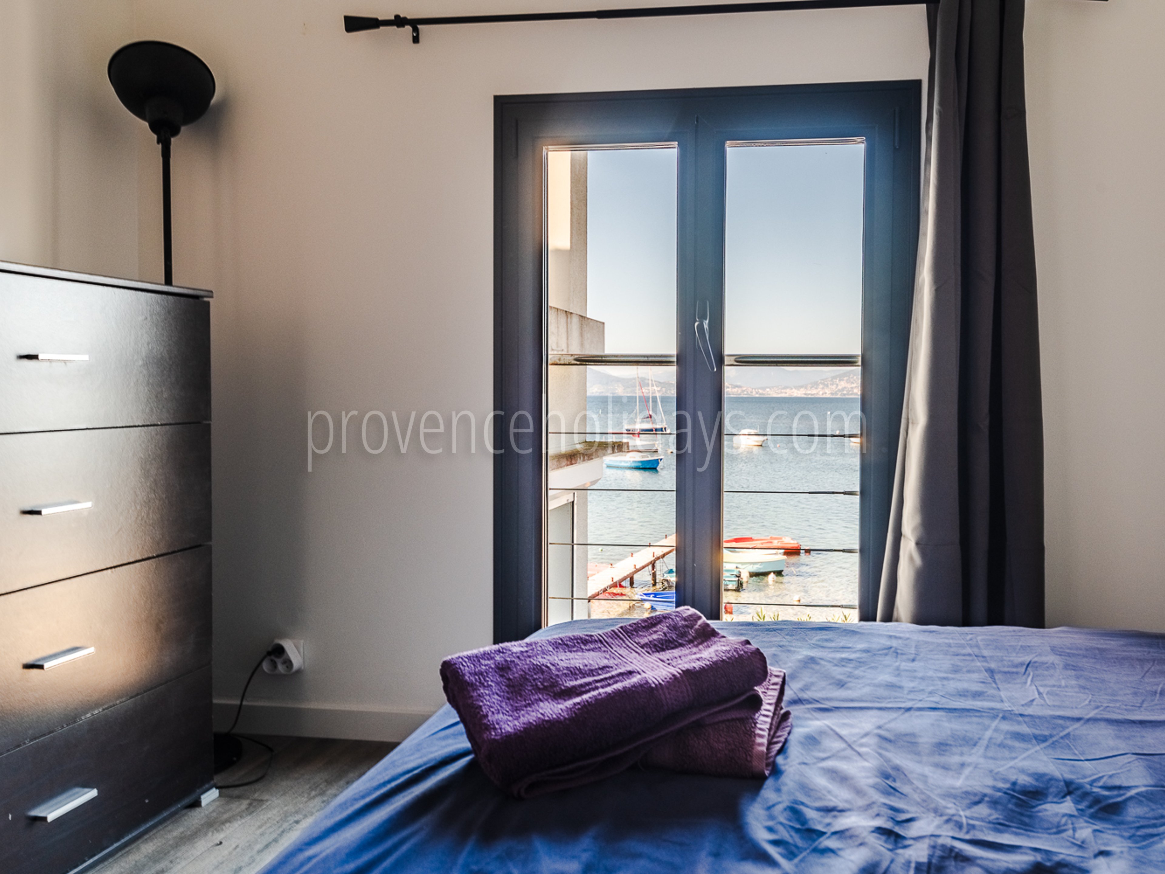 24 - Villa Les Pieds Dans L\'eau: Villa: Bedroom