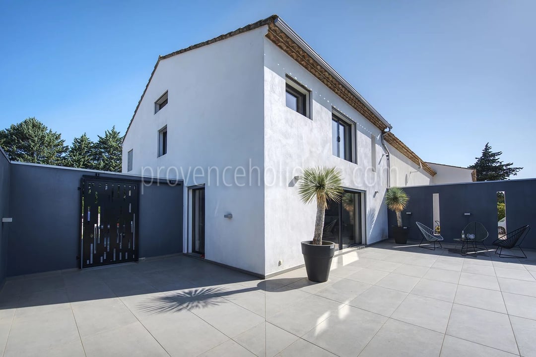 59 - House with pool house in Eyguières: Villa: Exterior