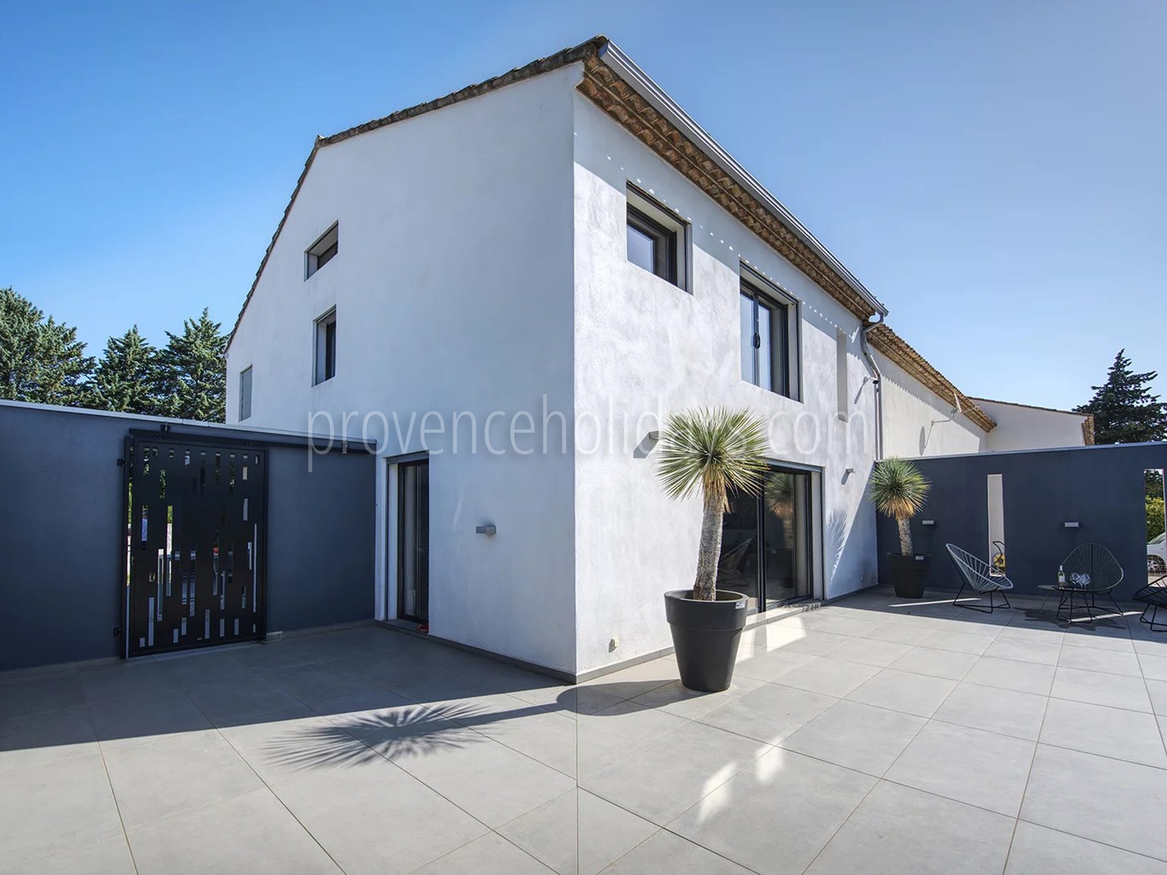 59 - House with pool house in Eyguières: Villa: Exterior