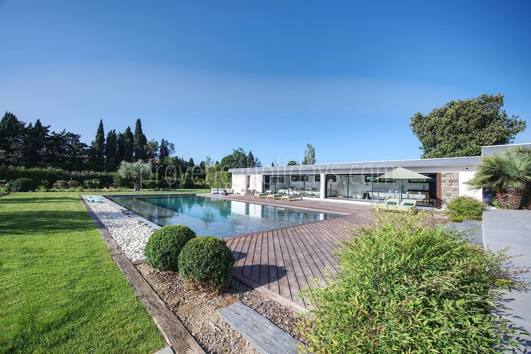 3 - House with pool house in Eyguières: Villa: Pool