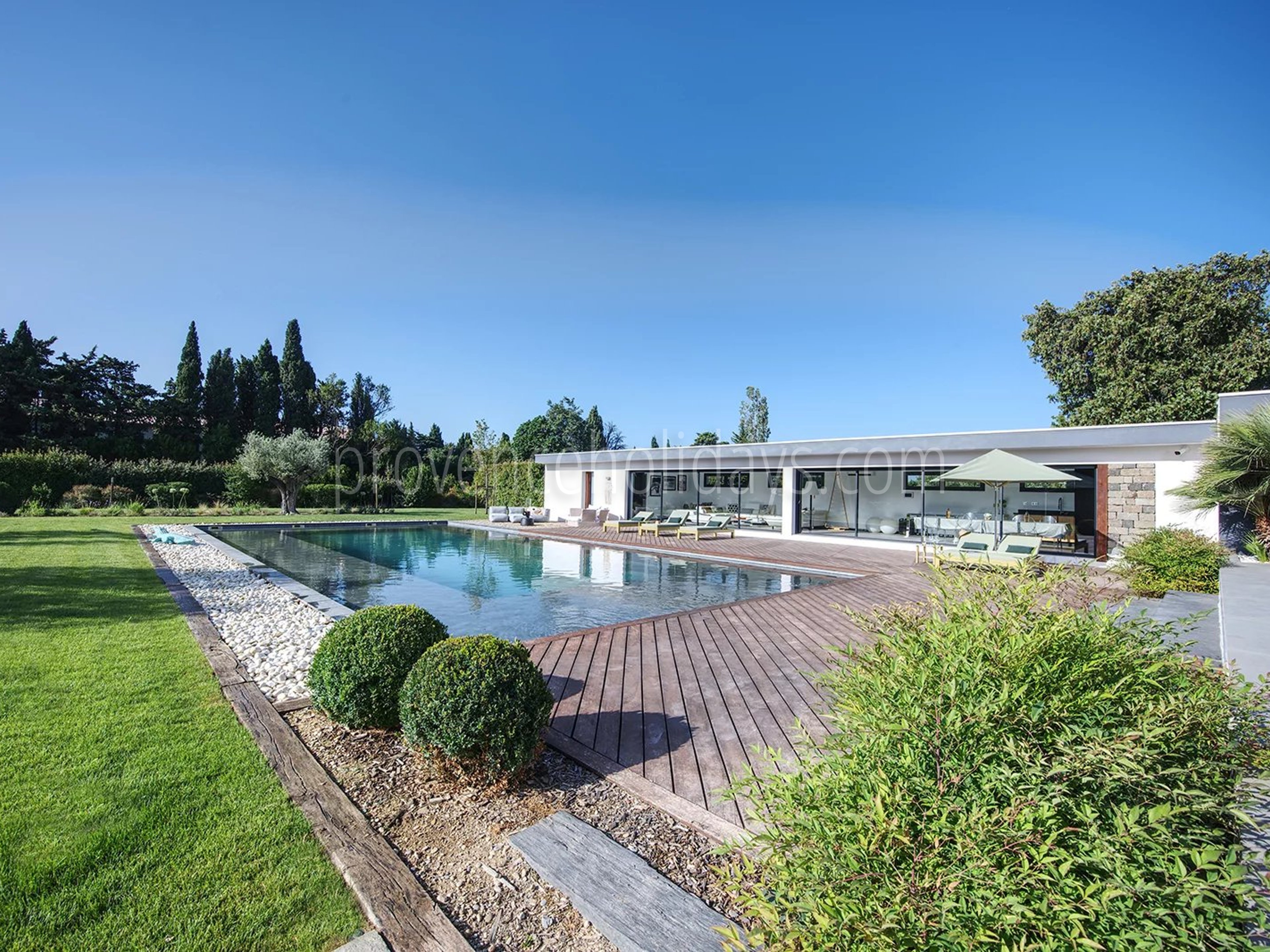 3 - House with pool house in Eyguières: Villa: Pool