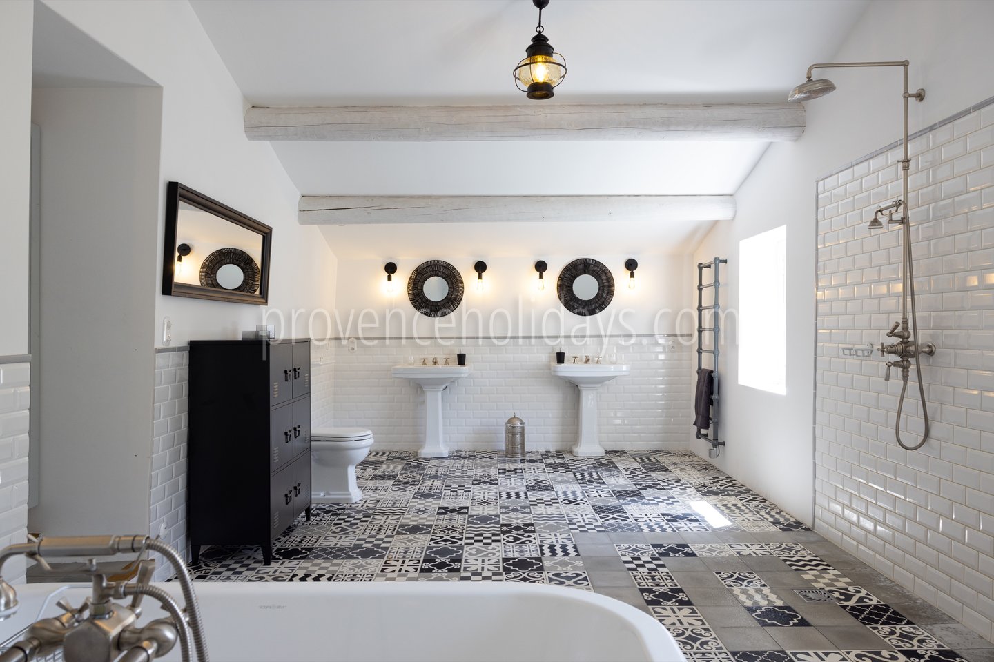 56 - Bastide de Goult: Villa: Bedroom - Birds of Paradise