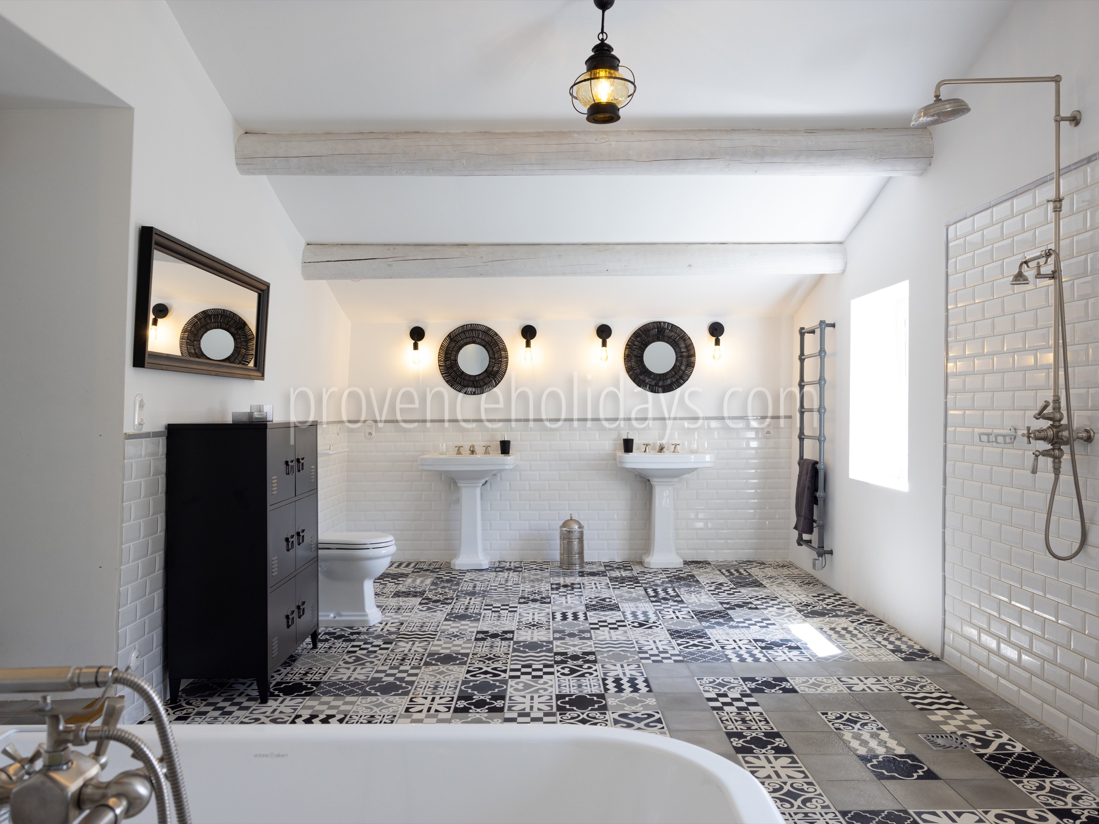 56 - Bastide de Goult: Villa: Bedroom - Birds of Paradise