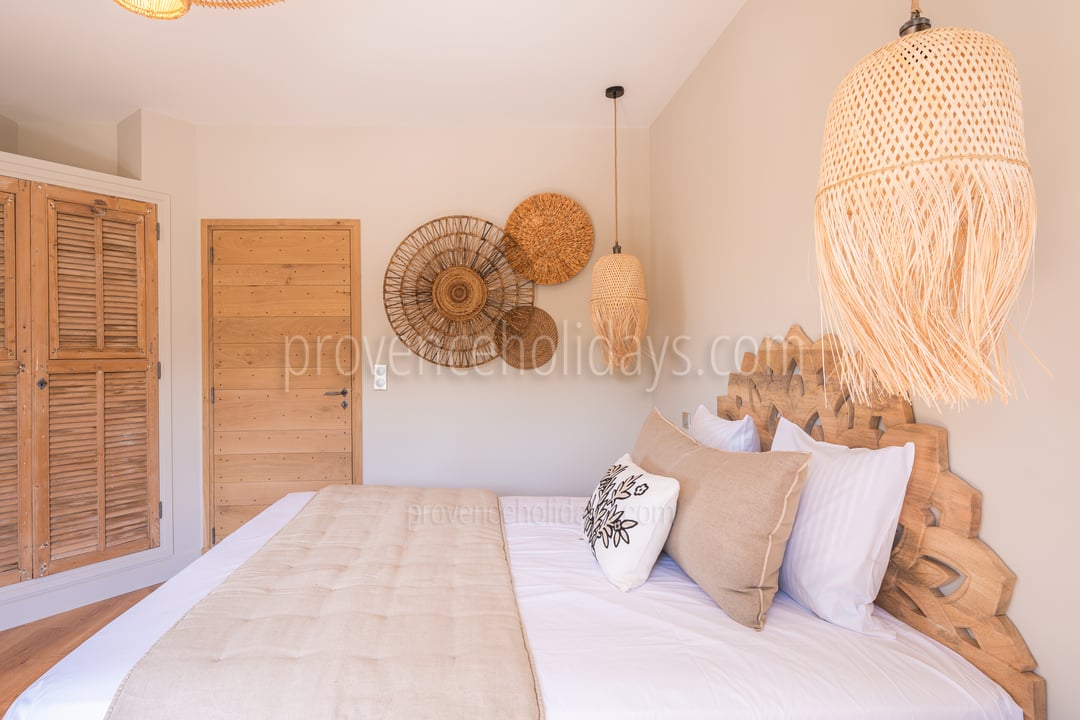 18 - Mas Lucie: Villa: Bedroom