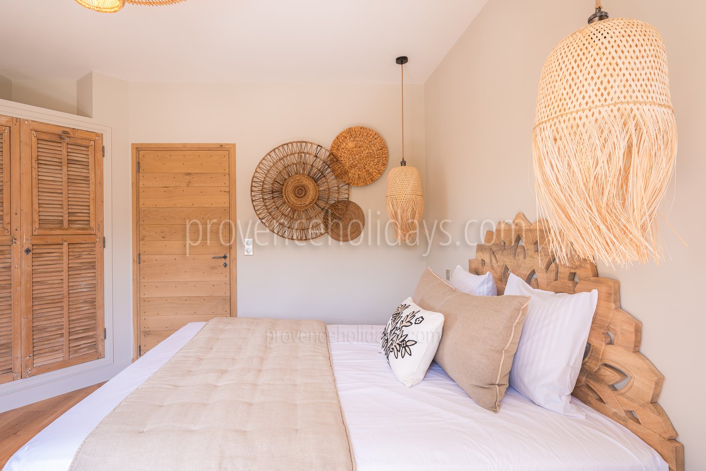 18 - Mas Lucie: Villa: Bedroom