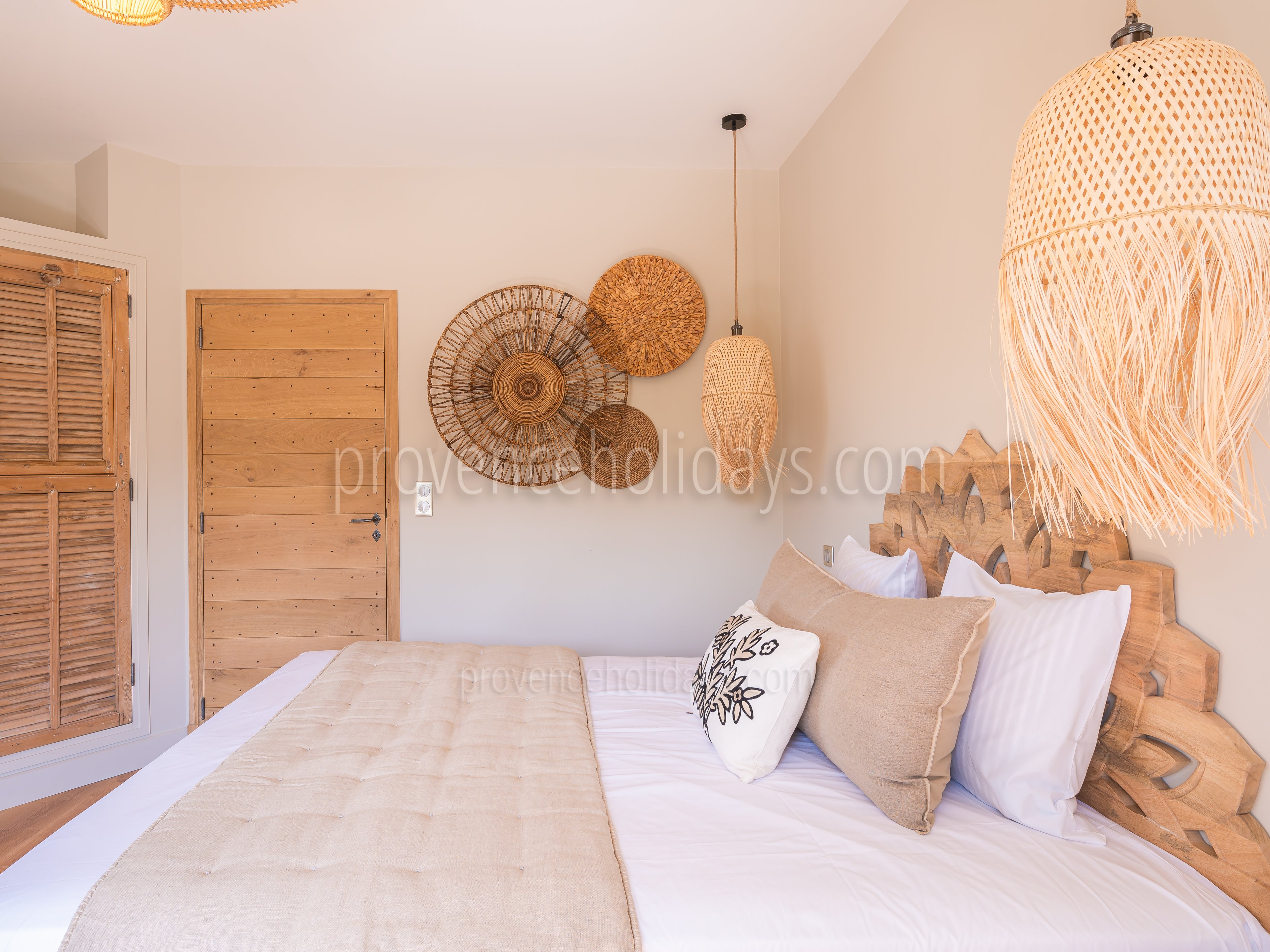 18 - Mas Lucie: Villa: Bedroom