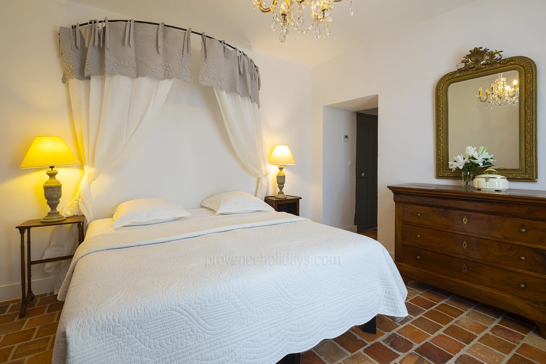 24 - Mas Alpilles: Villa: Bedroom