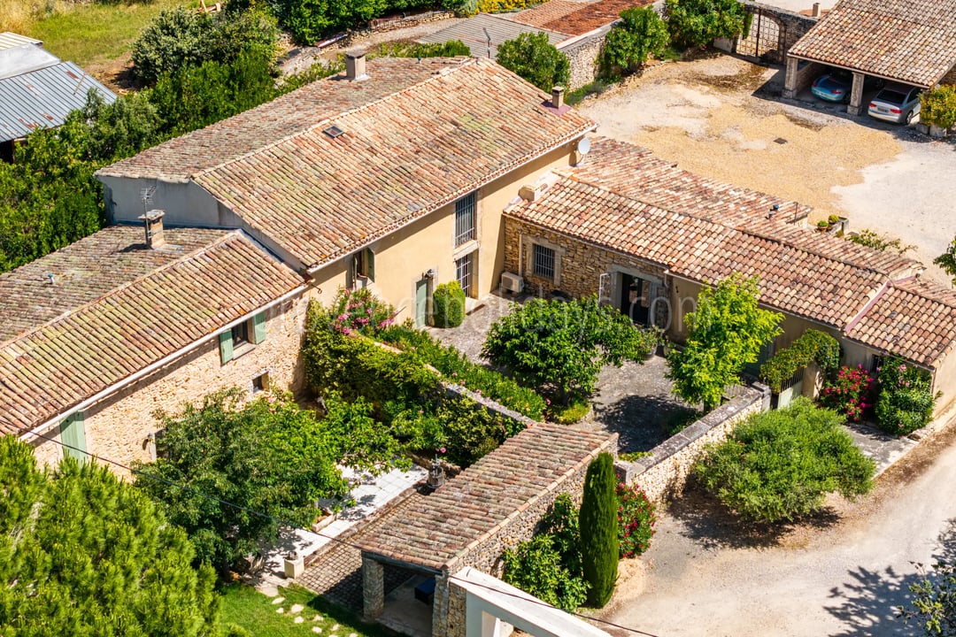 3 - Characterful mas in Bonnieux: Villa: Exterior