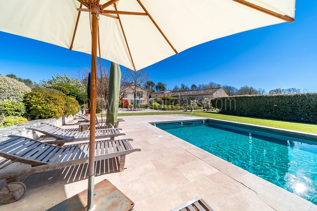 1789 Mas on 6 ha (14.8 acres) in Gordes - Swimming Pool