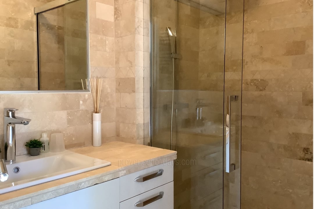 7 - Mas Orgon: Villa: Bathroom