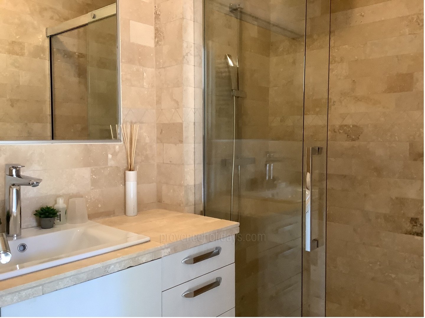 7 - Mas Orgon: Villa: Bathroom