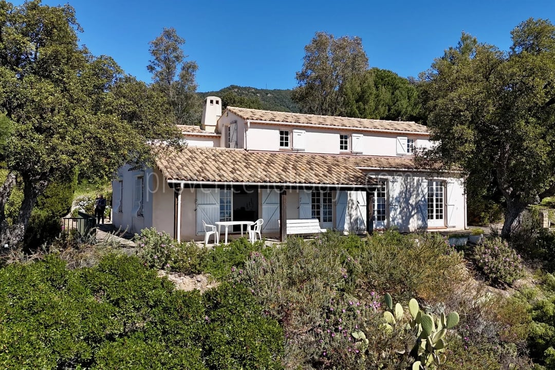 6 - Woning uit de jaren 70 in Rayol-Canadel-sur-Mer: Villa: Exterior